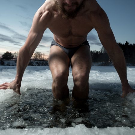 Se baigner dans une eau glacée : la méthode Wim Hof !